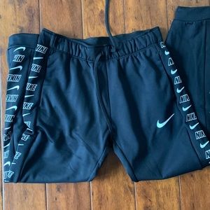 Nike women’s sweatpants. Size small. Tapered leg. Super soft. Fleece on inside.